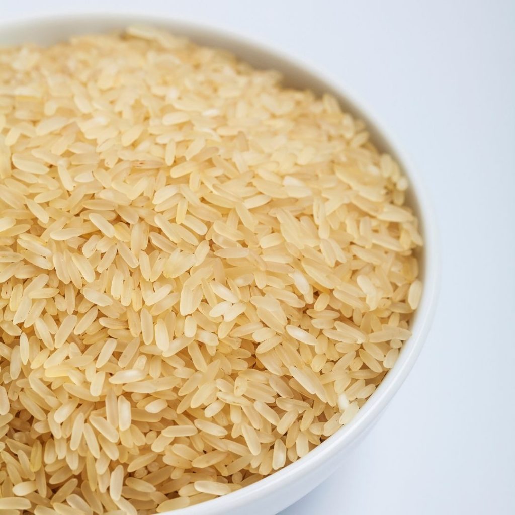 Ryż parboiled to wersja pośrednia, między białym a brązowym ryżem.